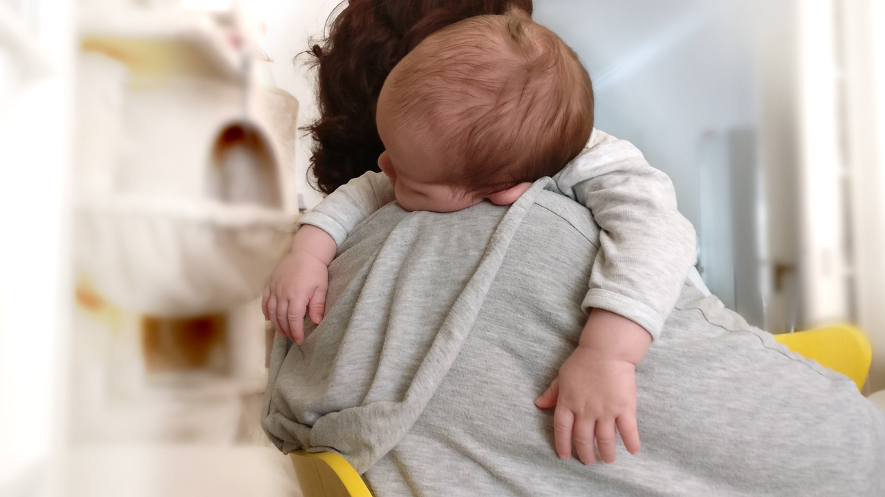 孕妈供卵生的宝宝老用手抓脸蹭鼻子（孕妈供卵生的宝宝老用手抓脸蹭鼻子怎么办）