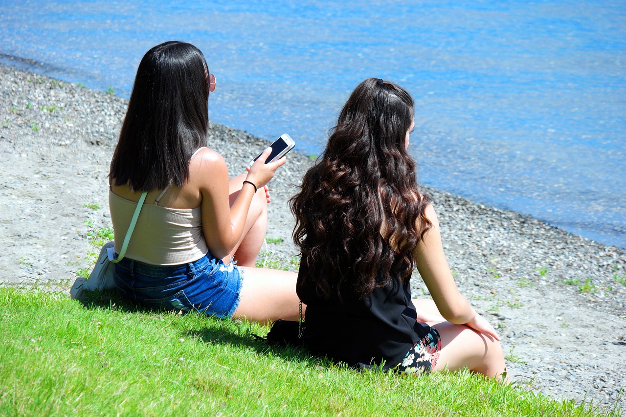 16岁女试管代生的孩子的照片（16岁女试管代生的孩子的照片,用手机挡脸的照片）